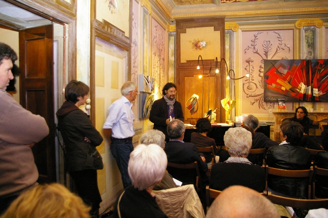 Avvio della serata letteraria su "La Narrativa incontra il paesaggio" da parte del Moderatore Davide Ruffinengo (Foto Paola Grassi).