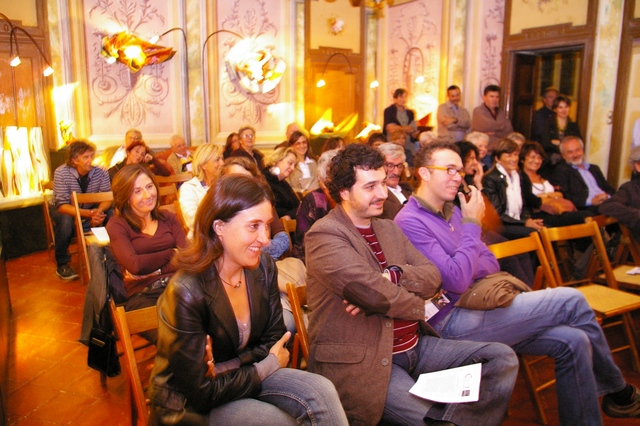 Veduta del pubblico presente all'incontro letterario nel salone d'onore del Castello di Soglio (Foto Paola Grassi).