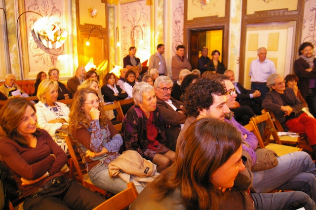 Veduta del pubblico presente all'incontro letterario nel salone d'onore del Castello di Soglio (Foto Paola Grassi).