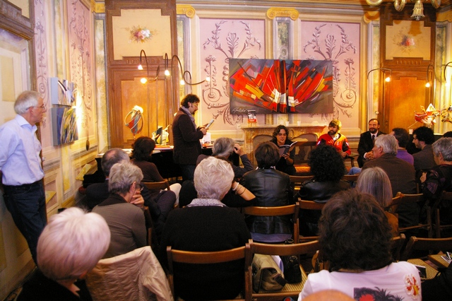 Gestione della serata letteraria su "La Narrativa incontra il paesaggio" da parte del Moderatore Davide Ruffinengo (Foto Paola Grassi).