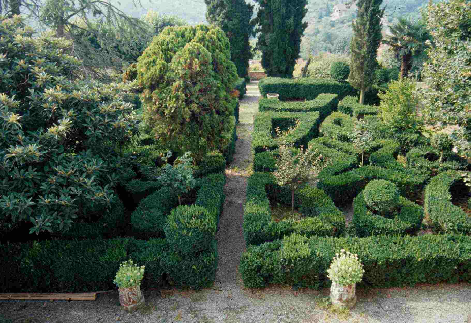 Veduta dello straordinario parterre dinnanzi al Castello di Soglio