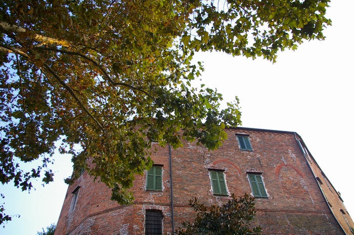 Veduta dell'austera facciata medioevale del Castello di Soglio