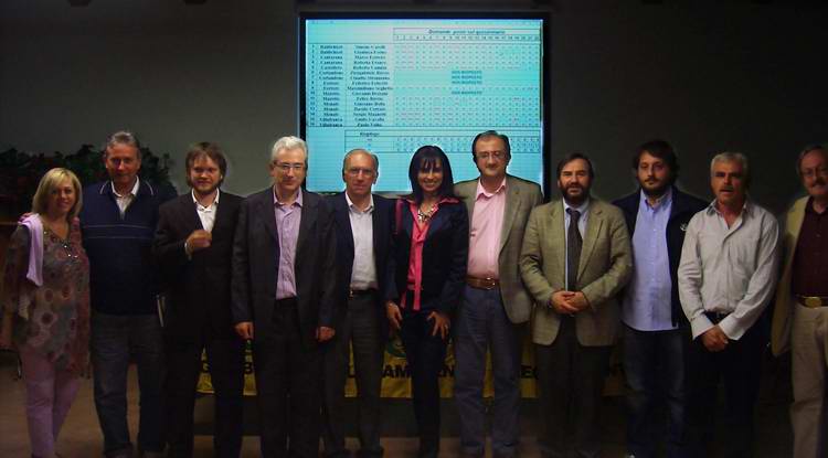 Foto scattata al termine dell'incontro di approfondimento sulle tematiche ambientali e paesaggistiche con i Candidati Sindaci della Valtriversa, organizzato dal Circolo Legambiente Valtriversa, dal Movimento Stop al Consumo di Territorio e dall'Osservatorio del Paesaggio per il Monferrato e l'Astigiano. Nella foto Renato Bordone, Sergio Magnetti, Simone Carelli, Marco Devecchi, Paolo Volpe, Roberta Franco, Guido Cavalla, Nico Novara, Gianluca Forno, Roberto Campia e Angela Motta (Foto Daniele Novara).