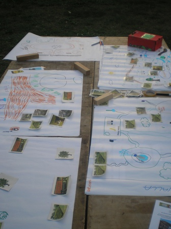 Elaborati grafici delle soluzioni di progettazione a verde elaborati dai bambini in Via Cavalla ad Asti (Foto di Roberto Zanna).