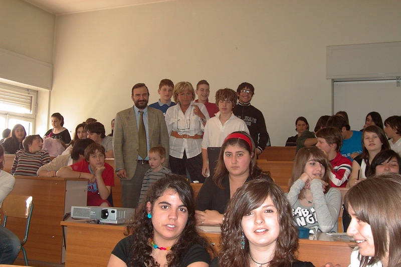 Foto ricordo con i ragazzi della Scuola media Bellone al termine del Seminario su "Vedere, guardare, Osservare, Leggere il paesaggio agrario", tenuto dal Prof. Marco Devecchi dell Osservatorio del Paesaggio per il Monferrato e l Astigiano.