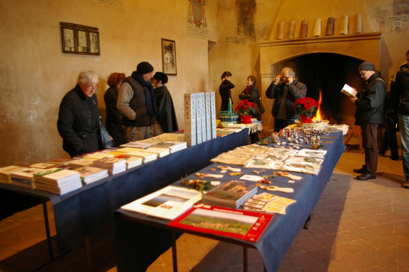 Nel Chiostro e nelle sale interne della Canonica è stato allestito un Mercatino di Natale con oggetti di artigianato dedicati al Natale e al Medioevo. Nel locale della ex-cucina saranno esposti prodotti enogastronomici tipici della zona. Per riscaldarsi, Vin brulé e caldarroste. 