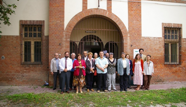 Foto ricordo all ingresso della Stazione di Chiusano d Asti dei partecipanti all Inaugurazione della Mostra  "Quando nell Astigiano c era il Tramway".