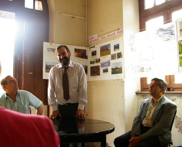 Avvio del momento di riflessione sui temi della Mostra da parte di Marco Devecchi, presidente dell'Osservatorio del Paesaggio per il Monferrato e l'Astigiano. Nella foto sono presenti anche I due curatori della Mostra (sx) Renato Sinigaglia e (dx) Mario Bruno.