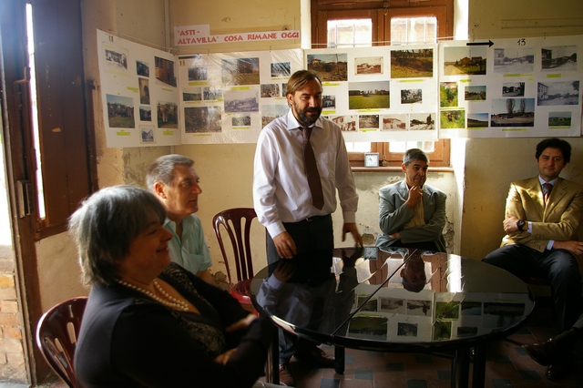 Illustrazione da parte di Marco Devecchi dell'Osservatorio del Paesaggio per il Monferrato e l?Astigiano del significato e finalità della Mostra (Foto di Paola Grassi).