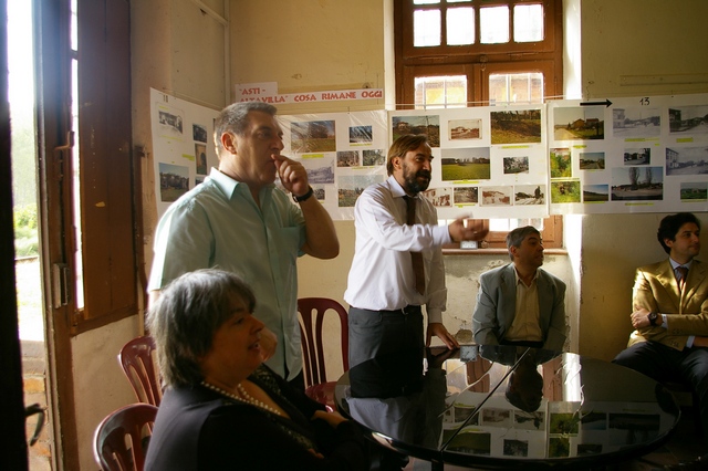 Illustrazione da parte di Marco Devecchi dell'Osservatorio del Paesaggio per il Monferrato e l?Astigiano del significato e finalità della Mostra (Foto di Paola Grassi).