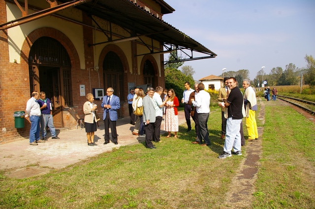 Brindisi di inaugurazione della Mostra sotto la pensilina della stazione ferroviria di Chiusano d'Asti (Foto di Paola Grassi).