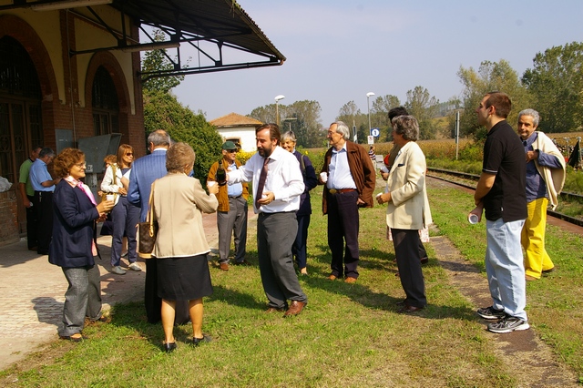 Brindisi di inaugurazione della Mostra sotto la pensilina della stazione ferroviria di Chiusano d'Asti (Foto di Paola Grassi).