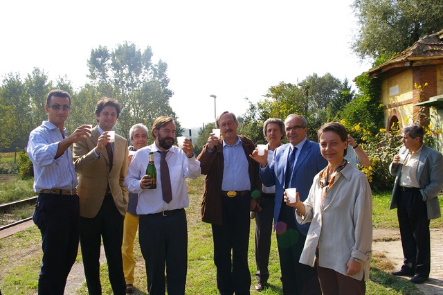 Brindisi di inaugurazione della Mostra sotto la pensilina della stazione ferroviria di Chiusano d'Asti. Nella foto (da sx): Giorgio Caracciolo, Giovanni Currado, Massimo Camussi, Marco Devecchi, Renato Bordone, Ernesto Doglio Cotto, Pier Franco Ferraris, Paola Grassi, Renato Sinigaglia e Mario Bruno.