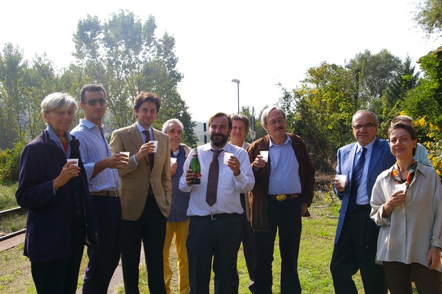 Brindisi di inaugurazione della Mostra sotto la pensilina della stazione ferroviria di Chiusano d'Asti. Nella foto (da sx): Augusta Mazzarolli, Giorgio Caracciolo, Giovanni Currado, Massimo Camussi, Marco Devecchi, Ernesto Doglio Cotto, Renato Bordone, Pier Franco Ferraris, Paola Grassi e Renato Sinigaglia.