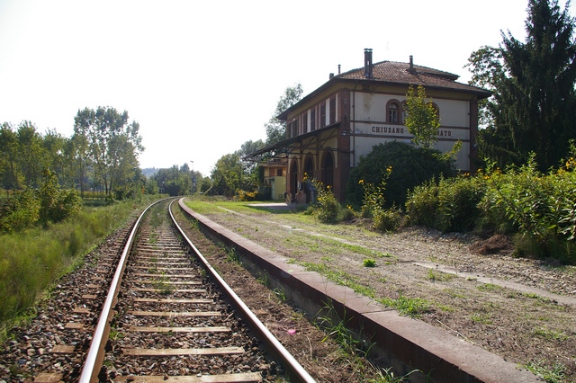 Veduta della bella stazione in stile svizzero di Chiusano d'Asti.