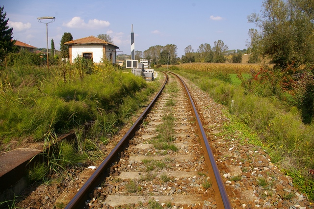 Veduta del binario della linea ferroviaria Asti - Chivasso.