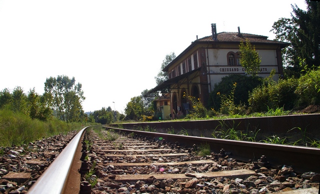 Veduta della bella stazione in stile svizzero di Chiusano d'Asti.