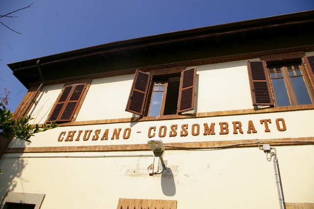 Veduta della bella stazione in stile svizzero di Chiusano d'Asti.