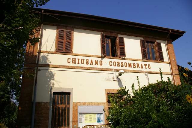 Veduta della bella stazione in stile svizzero di Chiusano d'Asti.