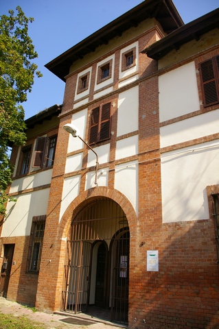 Veduta della bella stazione in stile svizzero di Chiusano d'Asti.