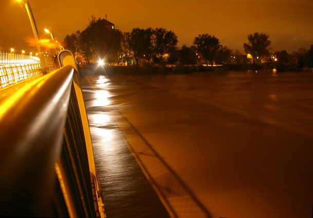 Veduta notturna dell'onda di piena del fiume Tanaro dal Ponte di Corso Savona ad Asti (lunedì 27 aprile 2009)