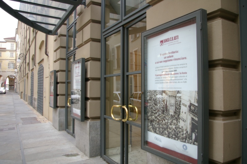 Veduta dell ingresso del Teatro Alfieri di Asti  sede della presentazione del Volume "Il paesaggio culturale astigiano. La festa" avventa lunedì 7 dicembre 2009.