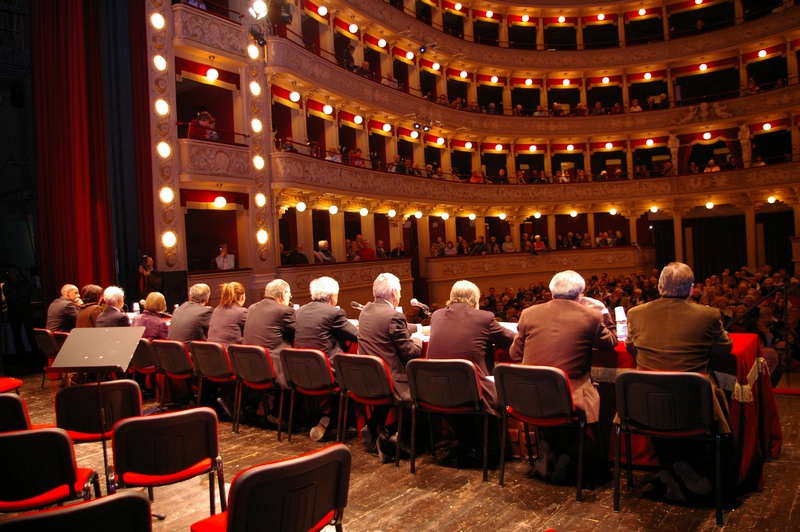Veduta del Tavolo dei relatori alla presentazione del Volume "Il paesaggio culturale astigiano. La festa" e sullo sfondo del pubblico presente al Teatro Alfieri.