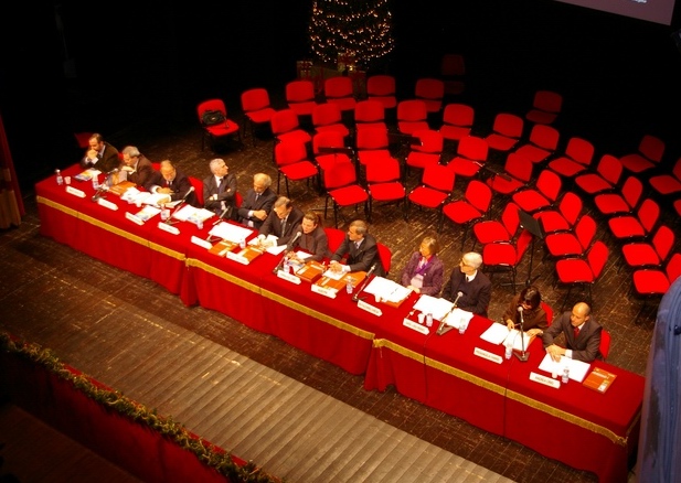 Foto della presentazione del Volume "Il paesaggio culturale astigiano. La festa" presso il Teatro Alfieri di Asti (lunedì 7 dicembre 2009). Veduta dall alto del Tavolo dei Relatori: Prof. Marco Devecchi, Prof. Sergio Roda, Prof. Luigi Maria Lombardi Satriani, Prof. Renato Grimaldi, Prof. Sergio Conti, Dott. Michele Maggiora, Dott.ssa  Annalisa Conti, Dott. Aldo Pia, Prof.ssa Maria Paola Azzario Chiesa, Prof. Gian Luigi Bravo, Dott. Andrea Cirio e Dott.ssa Pierangela Farris [Foto di Paola Grassi]. Foto della presentazione del Volume "Il paesaggio culturale astigiano. La festa" presso il Teatro Alfieri di Asti (lunedì 7 dicembre 2009). Veduta dall alto del Tavolo dei Relatori: Prof. Marco Devecchi (Università di Torino e Presidente dell Osservatorio del Paesaggio per il Monferrato e l Astigiano), Prof. Sergio Roda (Prorettore dell Università di Torino), Prof. Luigi Maria Lombardi Satriani (Università La Sapienza di Roma), Prof. Renato Grimaldi (Preside della facoltà di Scienze della Formazione dell Università d