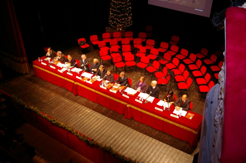 Foto della presentazione del Volume "Il paesaggio culturale astigiano. La festa" presso il Teatro Alfieri di Asti (lunedì 7 dicembre 2009). Veduta dall alto del Tavolo dei Relatori: Prof. Marco Devecchi, Prof. Sergio Roda, Prof. Luigi Maria Lombardi Satriani, Prof. Renato Grimaldi, Prof. Sergio Conti, Dott. Michele Maggiora, Dott.ssa  Annalisa Conti, Dott. Aldo Pia, Prof.ssa Maria Paola Azzario Chiesa, Prof. Gian Luigi Bravo, Dott. Andrea Cirio e Dott.ssa Pierangela Farris [Foto di Paola Grassi].