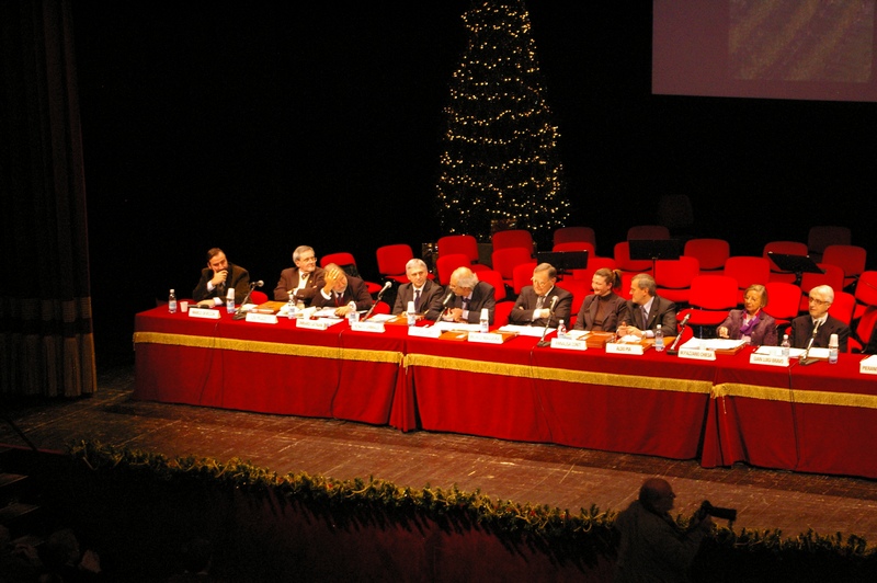 Veduta del Tavolo dei relatori alla presentazione del Volume "Il paesaggio culturale astigiano. La festa" presso il Teatro Alfieri di Asti (lunedì 7 dicembre 2009) [Foto di Paola Grassi].