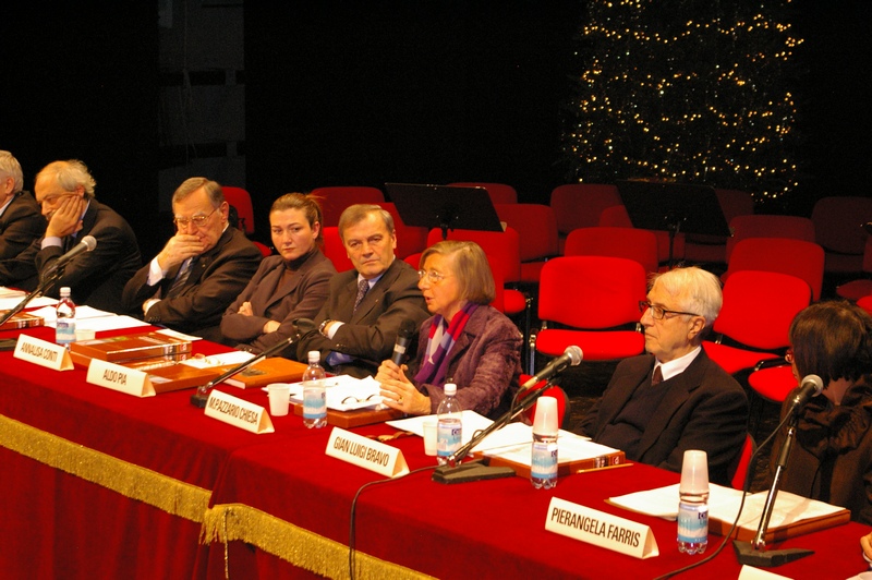 Relazione della Prof.ssa Maria Paola Azzario Chiesa (Presidente del Centro UNESCO di Torino e Vicepresidente europeo dei Club UNESCO) su "Ruolo dell UNESCO e dei Club UNESCO", in occasione della presentazione del Volume "Il paesaggio culturale astigiano. La festa" presso il Teatro Alfieri di Asti (lunedì 7 dicembre 2009) [Foto di Paola Grassi].