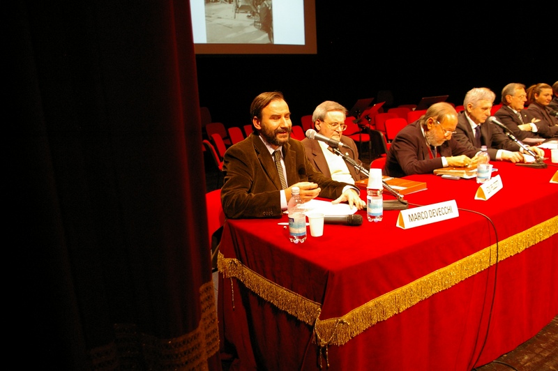 Relazione del  Prof. Marco Devecchi (Università di Torino e Presidente dell Osservatorio del Paesaggio per il Monferrato e l Astigiano) su "Il paesaggio culturale: la festa tra memoria e futuro", in occasione della presentazione del Volume "Il paesaggio culturale astigiano. La festa" presso il Teatro Alfieri di Asti (lunedì 7 dicembre 2009) [Foto di Paola Grassi].