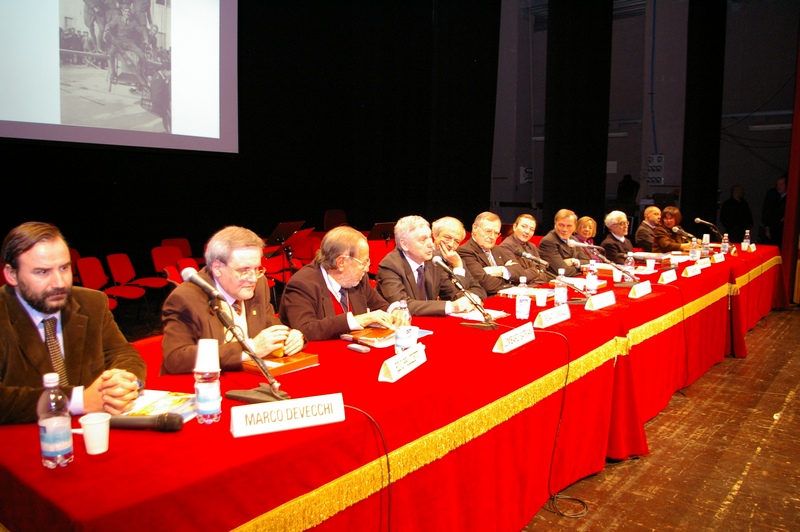 Foto della presentazione del Volume "Il paesaggio culturale astigiano. La festa" presso il Teatro Alfieri di Asti (lunedì 7 dicembre 2009). Veduta del Tavolo dei Relatori: Prof. Marco Devecchi, Prof. Sergio Roda, Prof. Luigi Maria Lombardi Satriani, Prof. Renato Grimaldi, Prof. Sergio Conti, Dott. Michele Maggiora, Dott.ssa  Annalisa Conti, Dott. Aldo Pia, Prof.ssa Maria Paola Azzario Chiesa, Prof. Gian Luigi Bravo, Dott. Andrea Cirio e Dott.ssa Pierangela Farris [Foto di Paola Grassi].