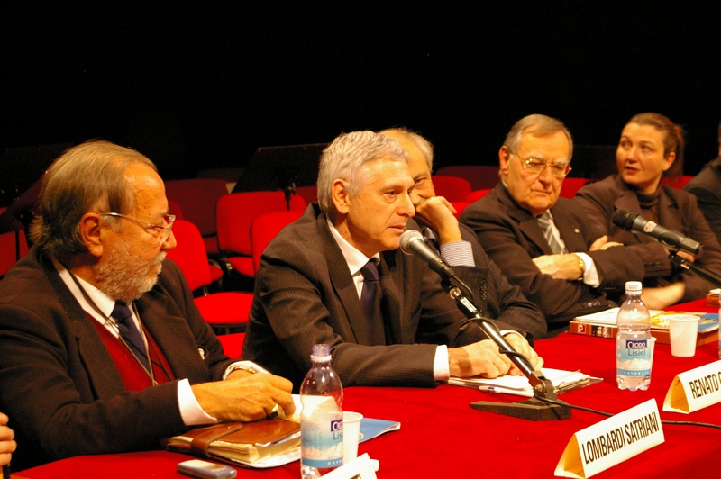 Relazione del Prof. Renato Grimaldi (Preside della facoltà di Scienze della Formazione dell Università di Torino) su "Il paesaggio culturale: la festa tra memoria e futuro", in occasione della presentazione del Volume "Il paesaggio culturale astigiano. La festa" presso il Teatro Alfieri di Asti (lunedì 7 dicembre 2009) [Foto di Paola Grassi].