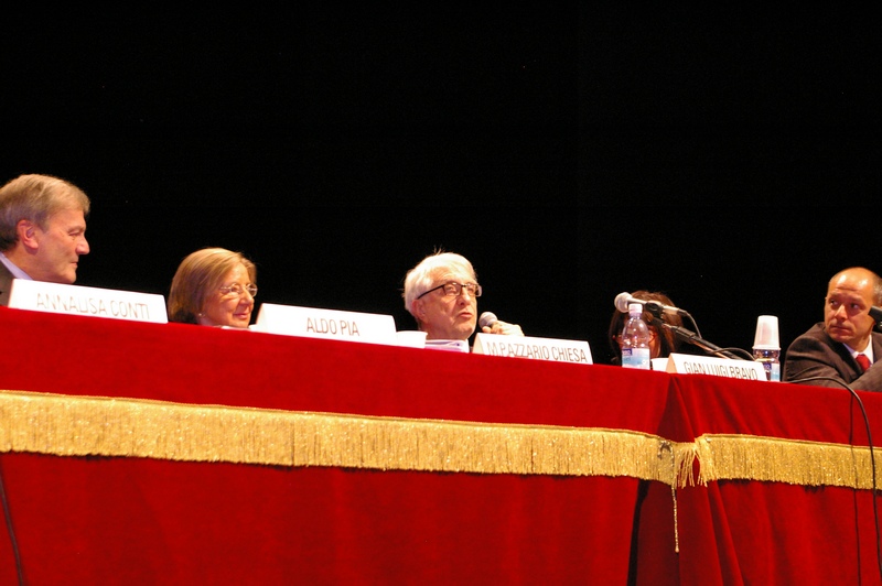 Relazione del Prof. Gian Luigi Bravo (Università di Torino e Università Suor Orsola Benincasa di Napoli) su "Il paesaggio culturale: la festa tra memoria e futuro", in occasione della presentazione del Volume "Il paesaggio culturale astigiano. La festa" presso il Teatro Alfieri di Asti (lunedì 7 dicembre 2009) [Foto di Paola Grassi].