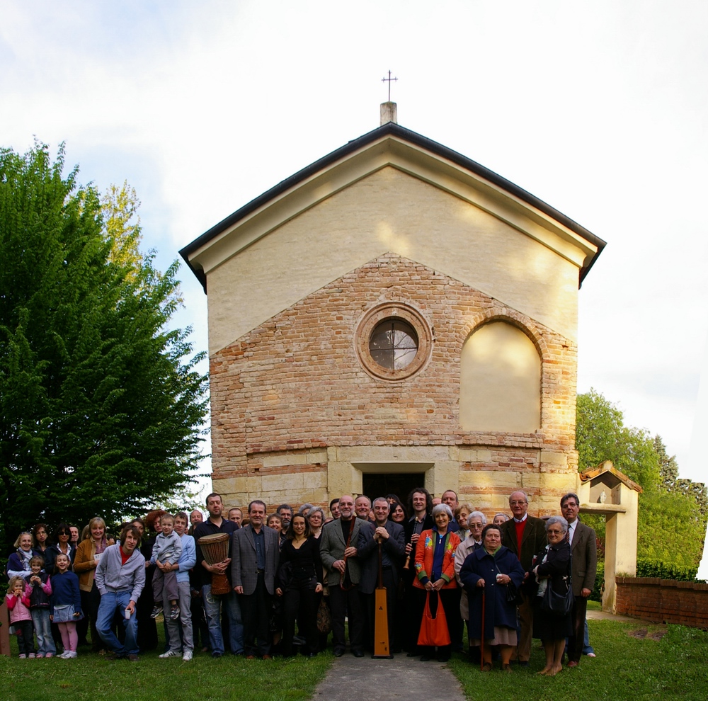  Foto ricordo con i musicisti e i partecipanti al Concerto di musiche medioevali nel cortile antistante la Chiesa di Santa Maria della Neve a Castell'Alfero.
