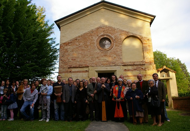   Foto ricordo con i musicisti e i partecipanti al Concerto di musiche medioevali nel cortile antistante la Chiesa di Santa Maria della Neve a Castell'Alfero.