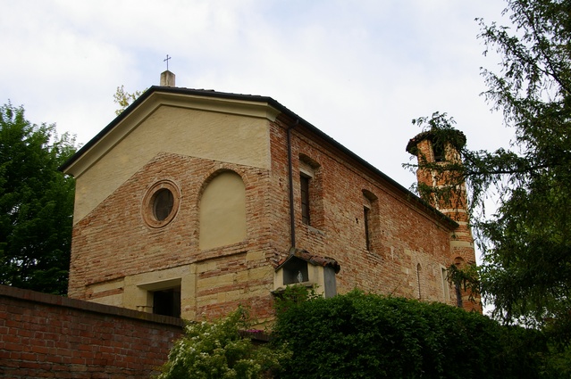  Veduta della Chiesa romanica di Santa Maria della Neve a Castell'Alfero.