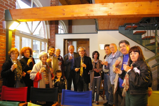 Brindisi alla rete Transromanica al termine della Conversazione alla Cascina del Racconto (Foto Matteo Devecchi).