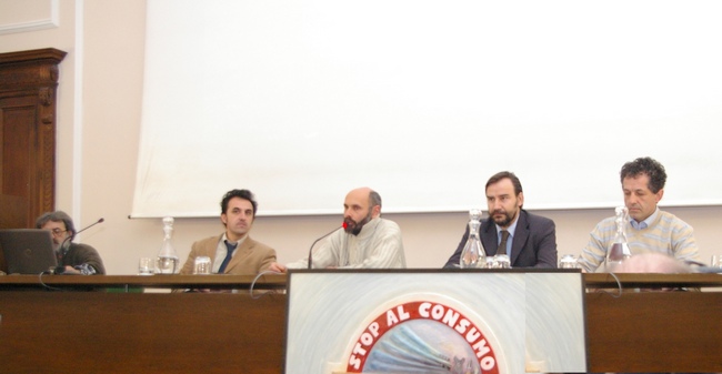 Tavolo dei relatori dell Incontro "Stop al consumo di Territyorio". Da dx verso sx: Agr. Giorgio Ferrero (Ex Presidente Coldiretti Piemonte, Componente CNEL Consiglio Nazionale dell Economia e del Lavoro), Prof. Marco Devecchi (Presidente dell Osservatorio del Paesaggio per il Monferrato e l Astigiano), Dott. Alessandro Mortarino (Tra i primi firmatari del Manifesto nazionale del neonato Movimento "Stop al Consumo di Territorio") e Dott. Domenico Finiguerra (Sindaco di Cassinetta di Lugagnano).