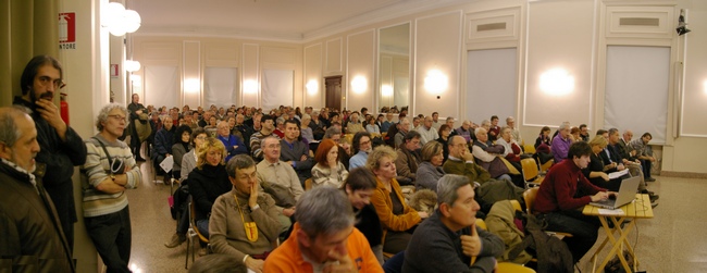 Folto pubblico presente in sala in occasione dell Incontro/Dibattito su "Stop al Consumo di Territorio.