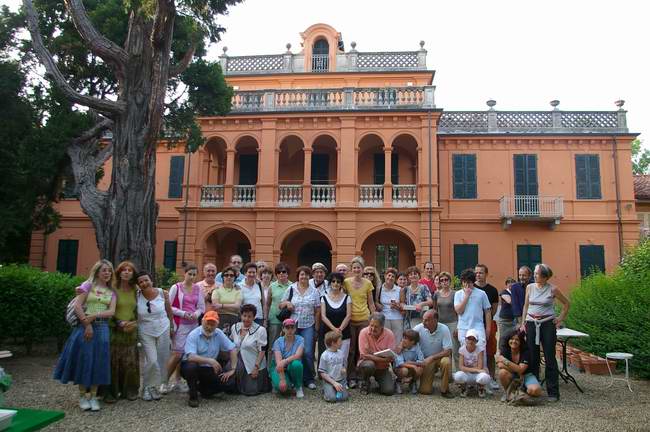 Foto ricordo con i partecipanti di Verdeterra della visita al Giardino dell'Azienda agricola La Benedetta a Viatosto