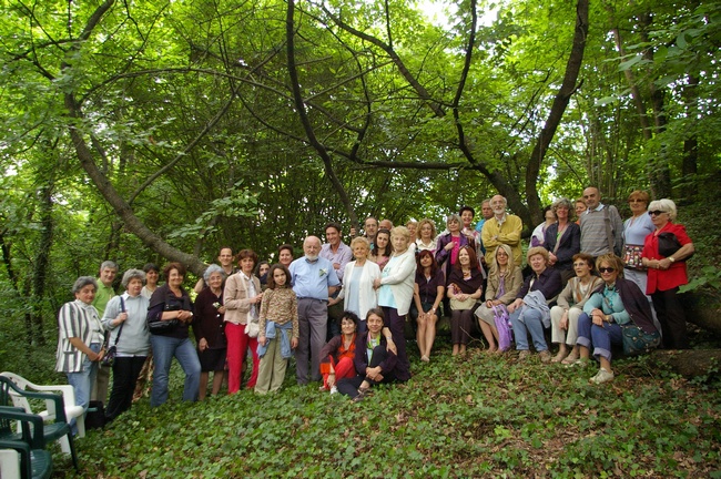 Foto ricordo della bellissima visita al giardino di Casa Accomo-Grassi scattata nel Bosco della lettura da parte di  Alberto Brosio del Libro "L uomo che piantava gli alberi" di Jean Giono.