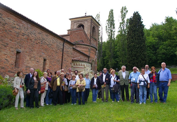 Foto ricordo con i partecipanti di Verdeterra della visita alla Canonica di Santa Maria di Vezzolano 