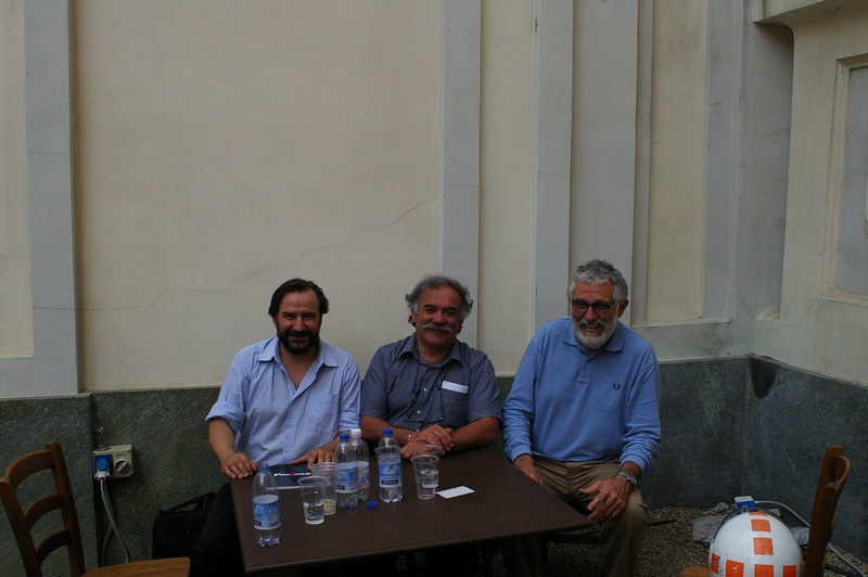 Foto ricordo dei tre rappresentanti degli Osservatori del Paesaggio presenti alla riunione: da (sx) Marco Devecchi (Osservatorio del Paesaggio per il Monferrato e l'Astigiano, Stefano Anfosso (Osservatorio del Paesaggio della Riviera dei Fiori) e Riccardo Avanzi (Ecomuseo dell'Anfiteatro morenico di Ivrea - Osservatorio del Paesaggio).