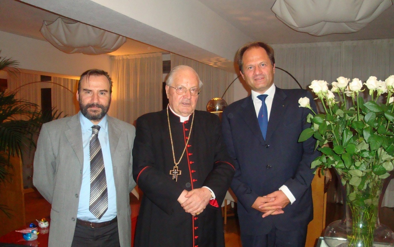 Nella foto S.E.Card. Angelo Sodano con il Prof. Marco De Vecchi ed il Presidente di Amitié sans Frontierès di Asti,Dott. Guido Sodano [Foto di Andrea Sodano].