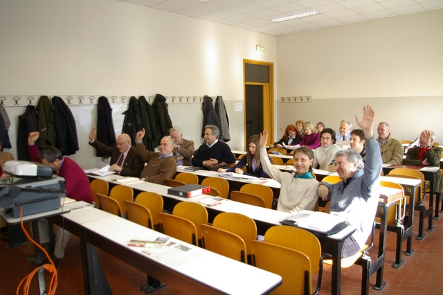 Momento di votazione su uno dei punti presi in esame dell` Ordine del giorno.