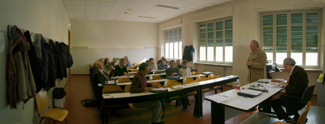 Veduta d` insieme della sala del Polo Universitario astigiano dove si è tenuta la settima Assemblea generale dell` Osservatorio del Paesaggio per il Monferrato e l` Astigiano. Nella foto il presidente dell` Assemblea, il Prof. Renato Bordone, e il fotografo Mark Cooper.