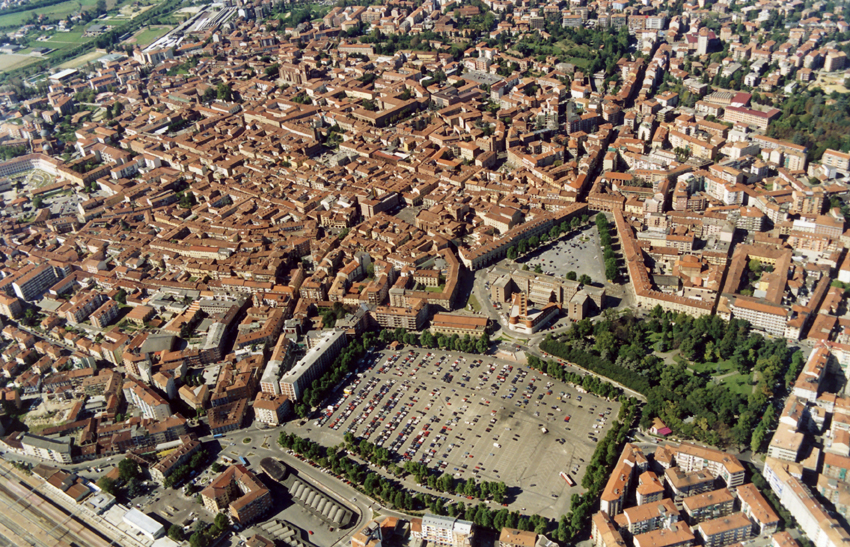 La bellezza ed originalità dei paesaggi astigiani comporta uno sforzo oramai inderogabile e collettivo per conseguire l'obiettivo della loro salvaguardia futura (Veduta aerea di Asti - Foto di Mark Cooper - Concessione all'uso da parte della Cassa di Risparmio di Asti).