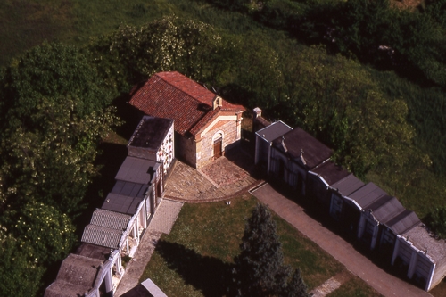 Veduta aerea della Chiesa romanica di San Nicolao di Settime d'Asti (Foto di Mark Cooper).